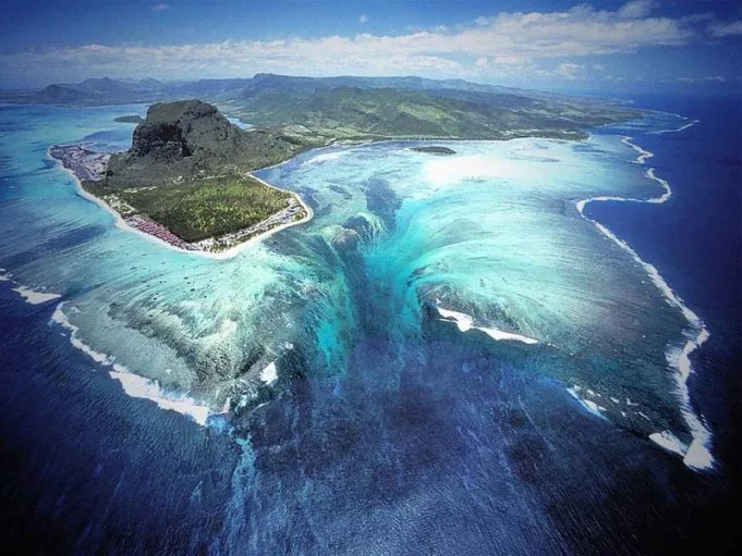 underwater waterfall trench le morne mauritius 681x511 1
